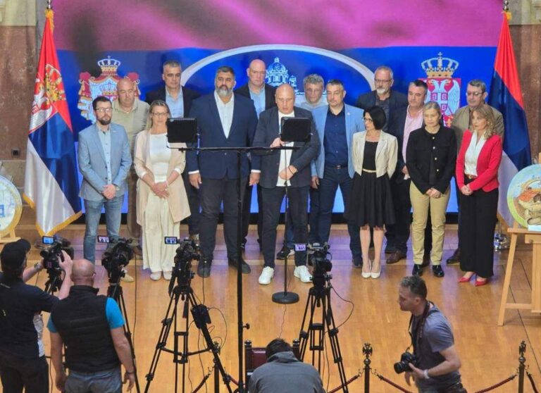 KADA VUČIĆEVOM SINDIKALNOM KUČETU POČNU DA RASTU POLITIČKI MLEČNI ZUBI