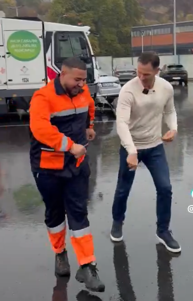 MILIONER ZAJEBAVA SIROTINJU — OD ČIŠĆENJA TOALETA DO PLESA PRED KAMERAMA
